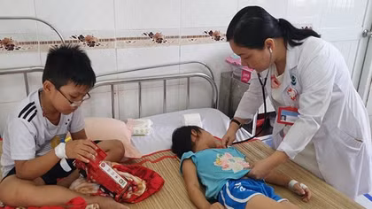 Năm mẹ con ngộ độc thuốc trừ cỏ 