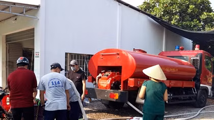 Công an Vĩnh Long bơm nước ngọt miễn phí cho người dân