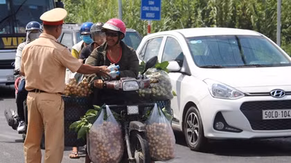 Công an Cần Thơ tặng nước suối, khăn lạnh cho người dân trên QL