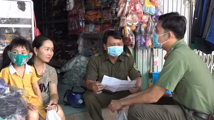 Công an huyện Tam Nông phát khẩu trang cho người dân