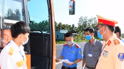 Nam thanh niên ho, sốt trên xe khách được được đến bệnh viện xét nghiệm