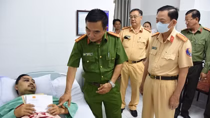 Ban Giám đốc Công an tỉnh Tiền Giang thăm hai cán bộ bị thương khi làm nhiệm vụ