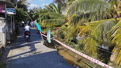 Sạt lở 30m đường bêtông nông thôn ở Phong Điền