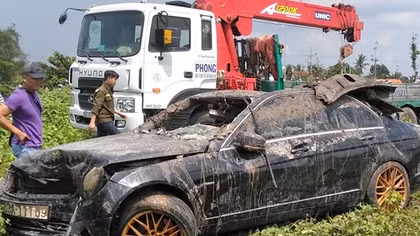 Không có dấu hiệu tội phạm vụ ôtô Mercedes lao xuống kênh khiến 3 người tử vong