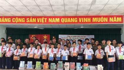 Công an TP Cần Thơ tặng xe đạp cho học sinh nghèo Phong Điền