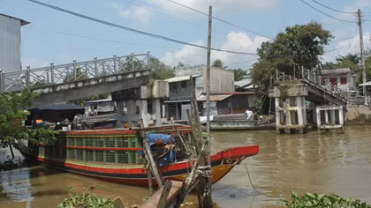 Sà lan gây sập nhịp cầu kênh Đứng ở Thới Lai