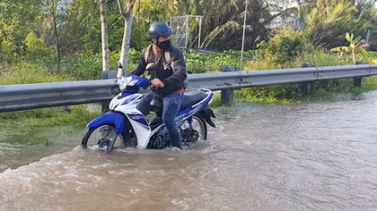 Triều cường dâng cao, người dân ngỡ ngàng vì xe chết máy trên quốc lộ