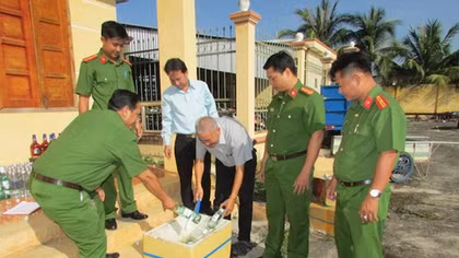 Đồng Tháp tiêu huỷ hàng trăm chai rượu ngoại nhập lậu