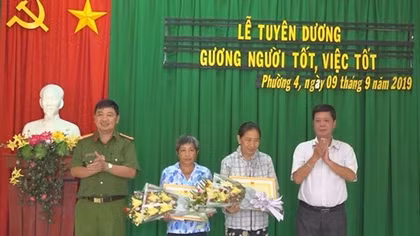 Trao thưởng cho hai người phụ nữ không tham của rơi