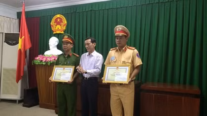 Khen thưởng đột xuất lực lượng ngăn chặn đua xe trên đường dẫn cầu Cần Thơ