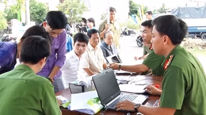 Công an TP Cần Thơ tư vấn, cấp đổi căn cước công dân lưu động cho công nhân