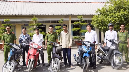 Trao trả 5 xe máy cho người dân bị mất trộm