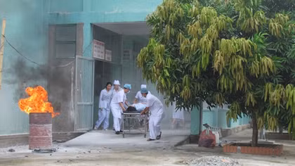 Kịp thời khống chế đám cháy tại Bệnh viện Cầu Kè - Trà Vinh