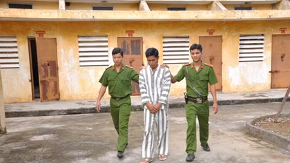 “Lái gà” tống tiền người tình bằng ảnh ái ân