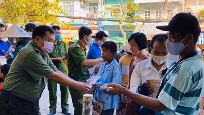 Công an TP Cần Thơ tặng 1.000 khẩu trang cho người dân