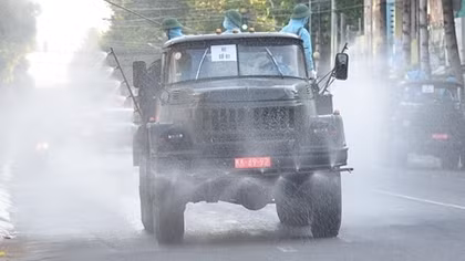 Phun khử khuẩn nhiều tuyến đường ở Mỹ Tho