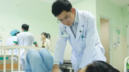 Cứu sống bé trai 13 tuổi té cây vỡ lá lách