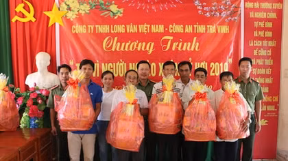Công an Trà Vinh trao 100 phần quà Tết tặng người nghèo