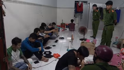  9 đối tượng thuê trọ sử dụng ma túy, tàng trữ súng và hung khí 