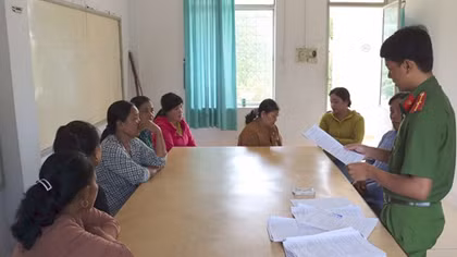 Xử phạt 13 “quý bà” đánh bài ăn tiền