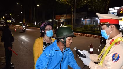 CSGT Trà Vinh lập chốt kiểm tra nồng độ cồn ban đêm