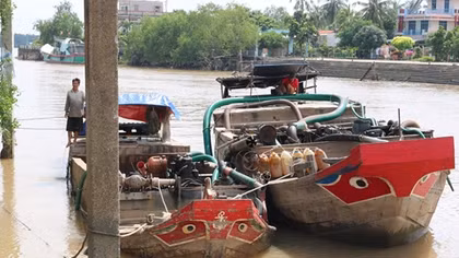 CSGT Trà Vinh bắt hai ghe hút trộm cát sông