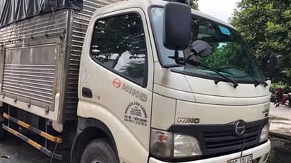 Xe tải "lén lút" xả chất thải lỏng xuống cống thoát nước