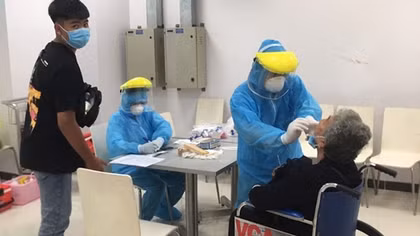 Lấy mẫu xét nghiệm tất cả hành khách từ Đà Nẵng đến Cần Thơ