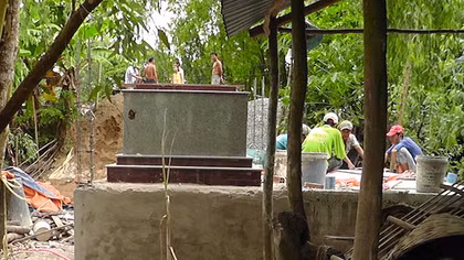 Người đàn ông tự tử trước mộ vợ