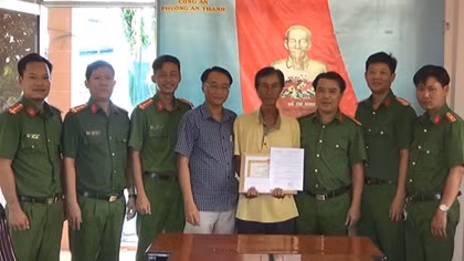 Trao giấy khen cho người đàn ông bán vé số