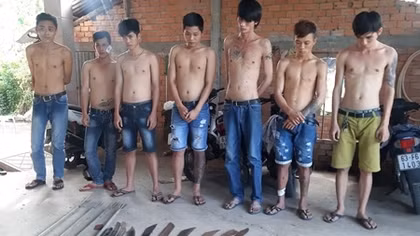 Kiểm tra quán game, phát hiện 9 thanh niên đánh bạc chơi ma túy