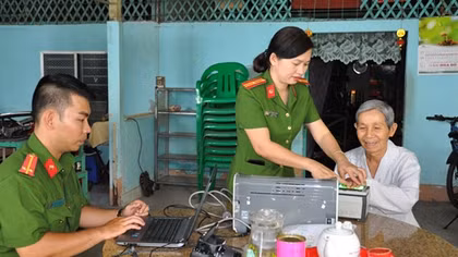 Công an TP Cần Thơ xuống tận nhà làm thẻ căn cước công dân cho người già