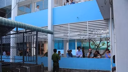 Nữ cán bộ y tế xã vào bệnh viện nhẩy lầu tử vong