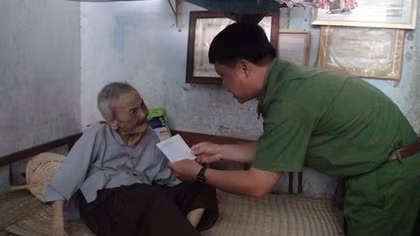 Công an tỉnh Trà Vinh tặng quà cho gia đình chính sách