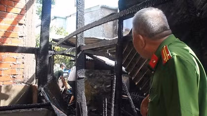 Cháy nhà trong hẻm, khu phố náo loạn