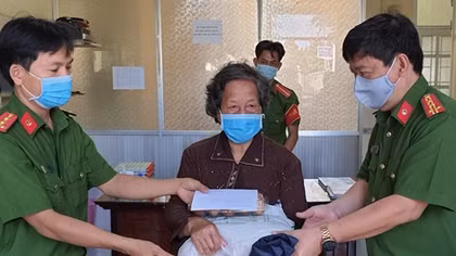 Công an TP Sa Đéc trao 600 phần quà cho hộ nghèo và bán vé số