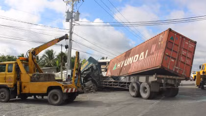 Xe container tông xe khách, 2 người chết, 14 người bị thương