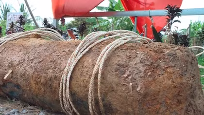 Xử lý quả bom nặng 150 kg trong vườn nhà dân