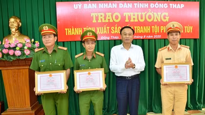 Khen thưởng thành tích bắt đối tượng vận chuyển 45kg ma túy