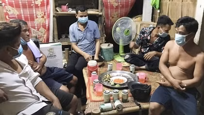 Mời bạn đến nhà uống bia, 5 người nhận quyết định xử phạt 75 triệu đồng