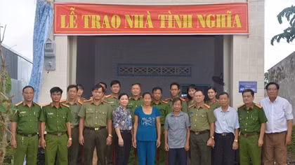 Công an Đồng Tháp trao nhà tình nghĩa