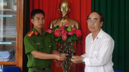 Nhặt được ví tiền trả cho người đánh rơi