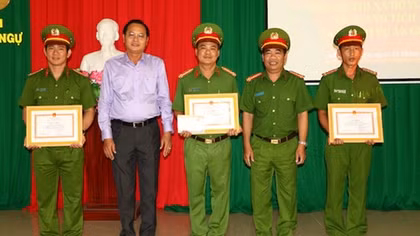 Khen thưởng tập thể, cá nhân bắt giữ đối tượng gây án mạng