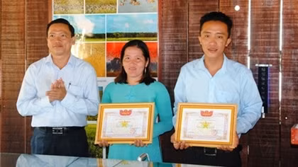 Khen thưởng nhân viên trả tài sản khách đánh rơi