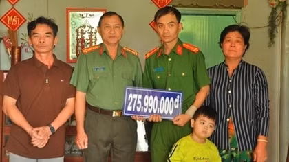 Công an Đồng Tháp trao tiền hỗ trợ cho gia đình Trung úy Lâm Minh Sơn