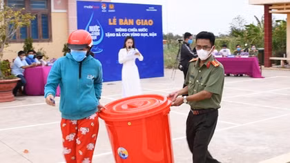 Trao 150 thùng chứa nước ngọt tặng người dân vùng hạn mặn Tiền Giang