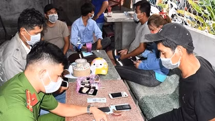 17 người tụ tập đánh bạc giữa mùa dịch 