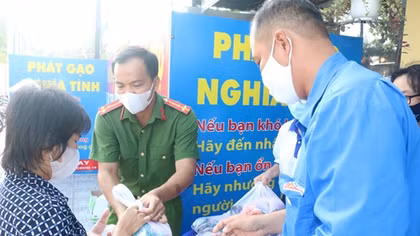 Công an Vĩnh Long tổ chức “ATM gạo” lưu động để hỗ trợ người dân