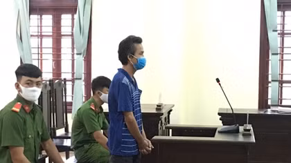 Không đeo khẩu trang còn chống người thi hành công vụ