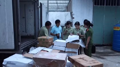 Tịch thu, tiêu huỷ 4 tấn thực phẩm không rõ nguồn gốc